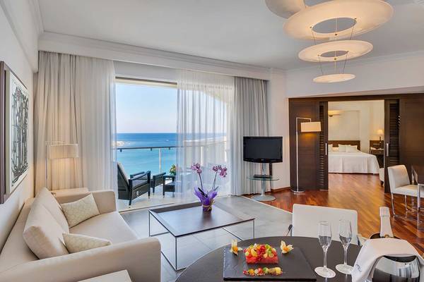Suite im Elysium Resort & Spa mit Blick auf das Meer und Balkon.