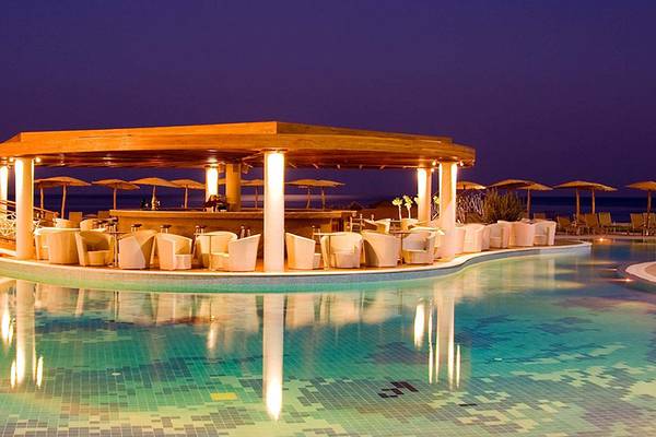 Nachtansicht des Swimmingpools und der Bar des Elysium Resort & Spa.