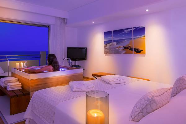 Elysium Resort & Spa Suite mit Badewanne und Meerblick, einem schlafenden Menschen im Bild