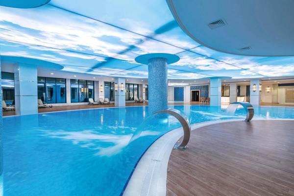 Innenpool im Adalya Elite Lara Hotel mit blauem Himmeldesign an der Decke.
