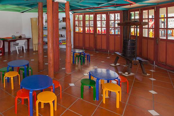 Spielzimmer für Kinder im Abora Continental by Lopesan Hotel mit bunten Tischen und Stühlen.