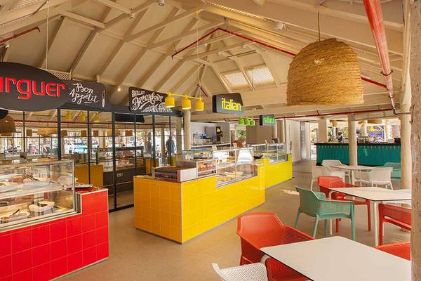 Innenansicht des Abora Continental by Lopesan Hotels mit Restaurantbereich, Tischen und Stühlen.