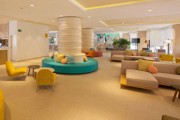 Lobby des Abora Continental by Lopesan Hotels mit bunten Sofas und Sitzgelegenheiten.