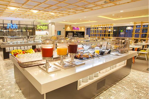 Buffetbereich im Abora Continental Hotel mit verschiedenen Speisen und Getränken.