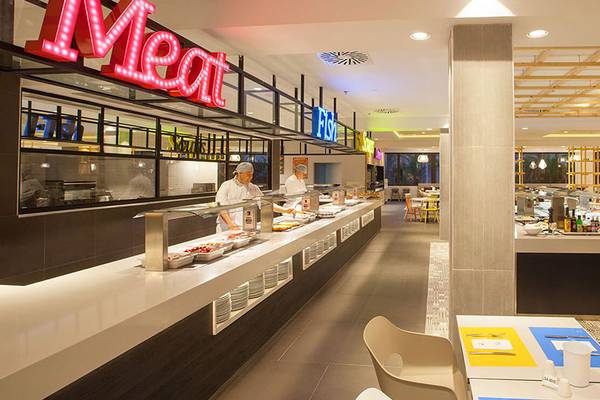 Buffetbereich im Abora Continental Hotel mit Fleischerei-Thema und Bedientheken.