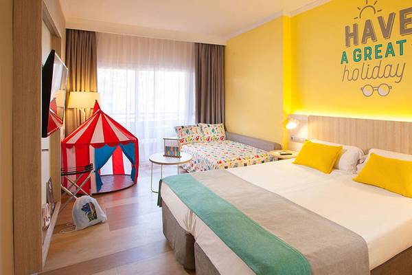Zimmer im Abora Continental by Lopesan Hotel mit gelber Wand, Zelt und Bett.