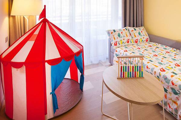 Hotelzimmer im Abora Continental by Lopesan mit einem roten und weißen Zelt, einem Bett und einem kleinen Tisch.