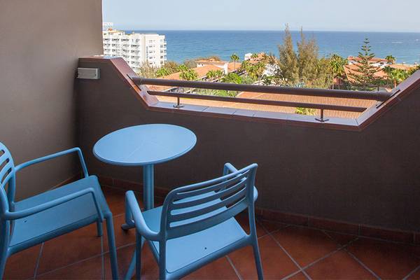 Balkon des Abora Continental by Lopesan Hotels mit Blick auf das Meer und die Stadt