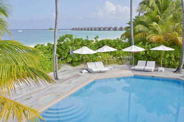 Poolbereich im Safari Island Resort mit Sonnenschirmen und Liegestühlen