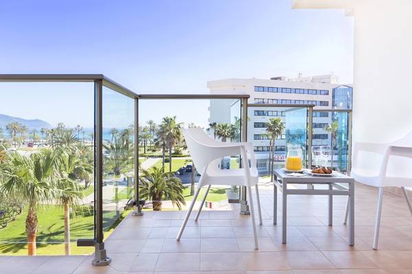 Balkon des Hipotels Cala Millor Park mit Blick auf das Meer und Palmen