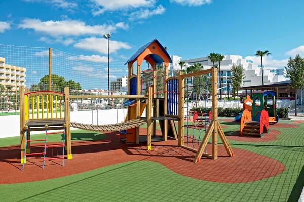 Spielplatz im Hipotels Cala Millor Park mit Rutsche, Kletterwand und bunten Spielgeräten.