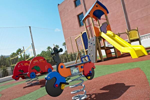 Kinderspielplatz im Hipotels Cala Millor Park mit Rutsche und Autos.