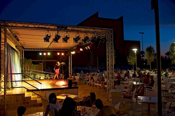 Abendshow auf der Bühne im Hipotels Cala Millor Park mit einer Tänzerin und vielen Gästen.