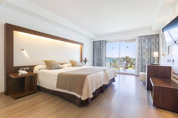 Doppelbettzimmer im Hipotels Cala Millor Park Hotel mit Blick auf den Balkon.