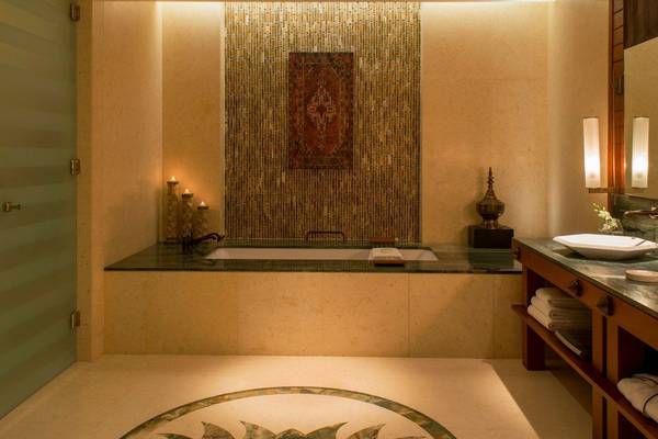 Badezimmer im St. Regis Saadiyat Island Resort mit Badewanne und Marmorboden