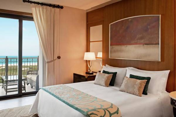 Hotelzimmer im St. Regis Saadiyat Island Resort mit Meerblick, Bett, Nachttisch und Balkon