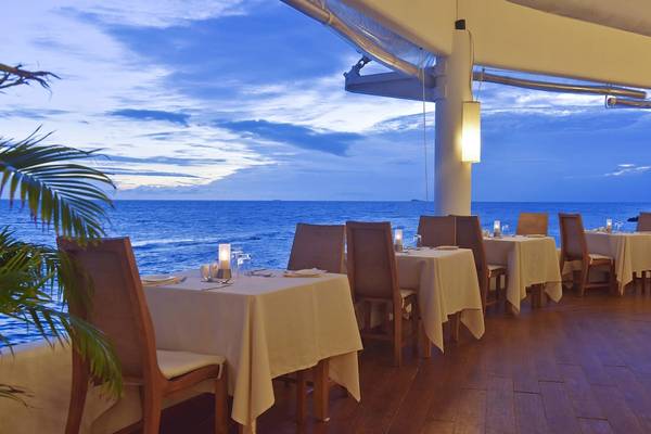 Abendessen auf der Terrasse mit Meerblick im Safari Island Resort