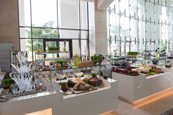 Buffet im St. Regis Saadiyat Island Resort mit vielen Gerichten und Dekorationen.
