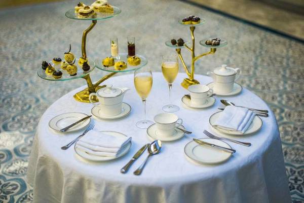 Ein elegant gedeckter Tisch im St. Regis Saadiyat Island Resort mit verschiedenen Gerichten und Getränken.