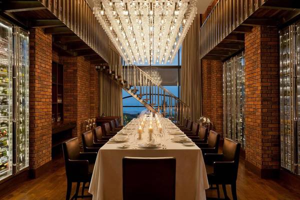 Restaurant-Esstisch im St. Regis Saadiyat Island Resort mit kristallenem Kronleuchter