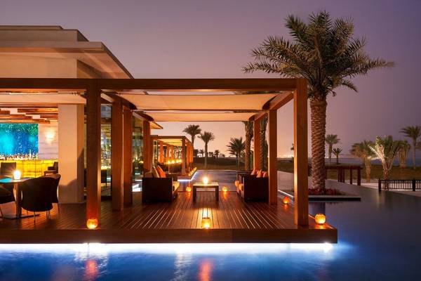 Abendliche Terrasse des St. Regis Saadiyat Island Resort mit Beleuchtung und Swimmingpool