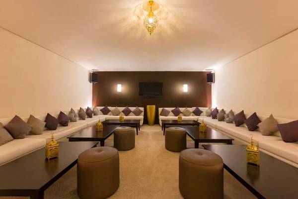 Lounge-Bereich im St. Regis Saadiyat Island Resort mit Sofas, Tischen und goldenen Lampen.