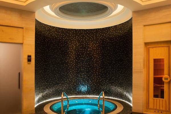 Whirlpool im St. Regis Saadiyat Island Resort mit schwarzem Mosaik und blauem Wasser