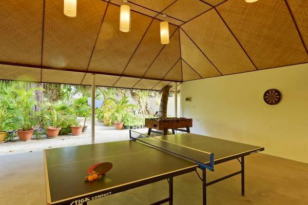 Tennistisch im Freien im Safari Island Resort unter einem Dach.
