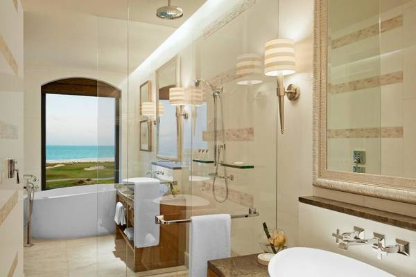 Das Badezimmer im St. Regis Saadiyat Island Resort mit Blick auf das Meer.