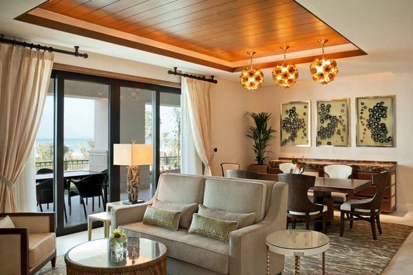 Wohnzimmer im St. Regis Saadiyat Island Resort mit Blick auf das Meer und moderner Einrichtung.