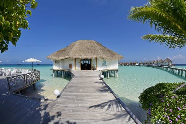 Eingang zur Thai Spa im Safari Island Resort mit Holzsteg und Meerblick.