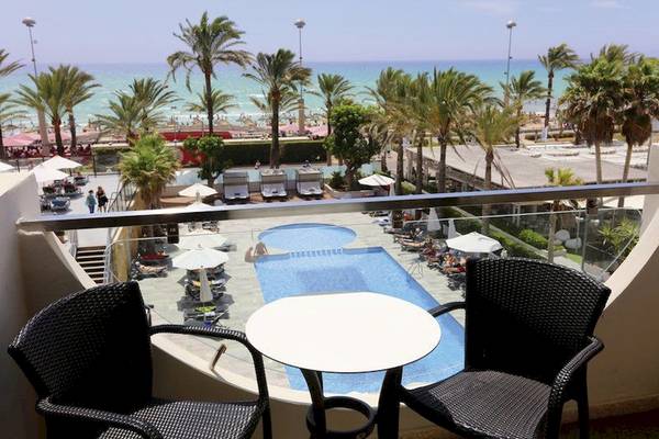Blick aus dem Zimmer des Playa Golf Hotels auf einen Swimmingpool und die Küste