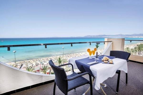 Aussicht von der Terrasse des Playa Golf Hotels auf den Strand und das Meer