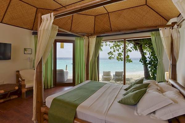 Bett im Safari Island Resort mit Blick auf das Meer von der Veranda aus