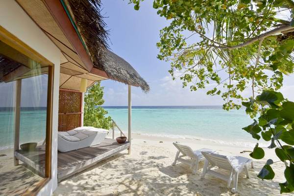 Safari Island Resort Strand Sitzbereich mit Liegen und Blick auf das Meer
