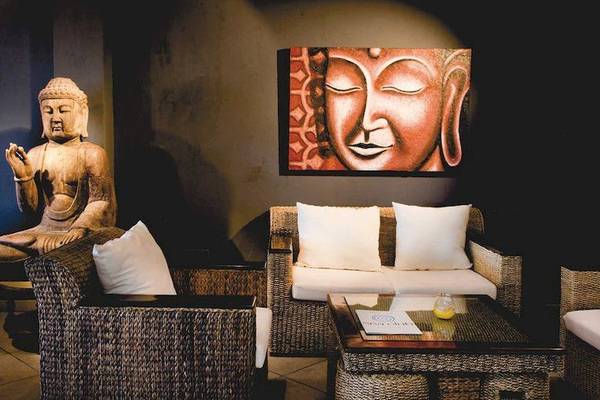 Buddha-Statue in der Hotellobby des Playa Golf Hotels mit gerahmtem Porträt