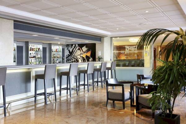 Loungebereich der Bar im Playa Golf Hotel mit gepolsterten Stühlen und einer Theke