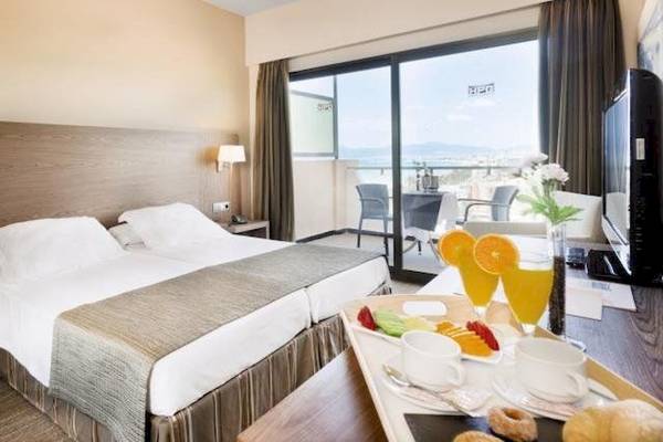 Doppelzimmer im Playa Golf Hotel mit Frühstückstablett und Meerblick