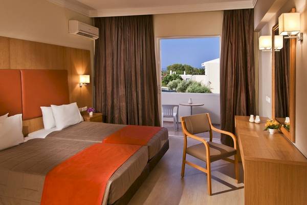 Doppelzimmer mit Balkon im Kipriotis Village Resort Hotel.