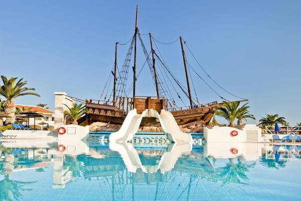 Außenpool des Kipriotis Village Resorts mit einem Piratenschiff-Wasserrutsche