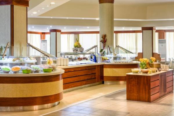 Buffet im Kipriotis Village Resort mit verschiedenen Speisen und Getränken.
