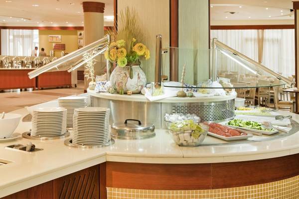 Frühstücksbuffet im Kipriotis Village Resort mit verschiedenen Speisen und Dekor.