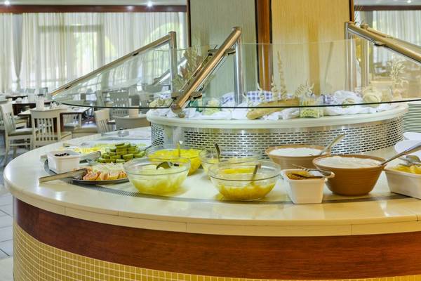 Frühstücksbuffet im Kipriotis Village Resort mit verschiedenen Speisen und Schüsseln.