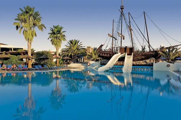Ein großer Pool mit Rutschen und einem Piratenschiff im Kipriotis Village Resort.