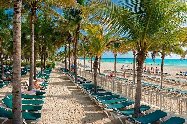 Sonnenliegen auf dem weißen Sandstrand des Riu Lupita Hotels