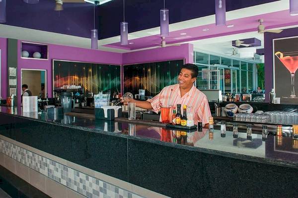 Barkeeper im Riu Lupita Hotel serviert einen Cocktail.