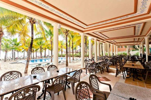 Terrasse des Riu Lupita Hotels mit Sonnenliegen und Swimmingpool im Hintergrund.