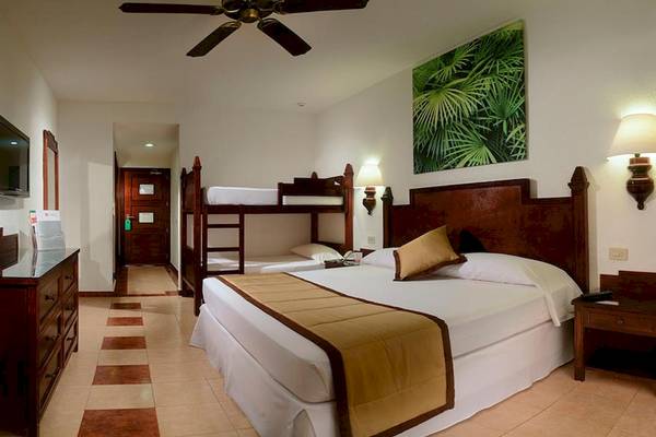 Doppelzimmer im Riu Lupita Hotel mit Etagenbett, Fernseher, Nachttisch und Dekor