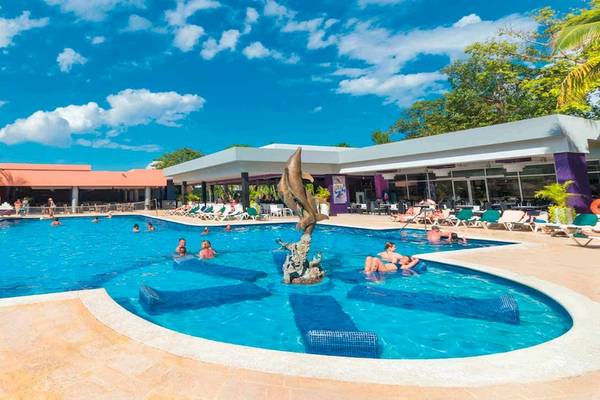 Gäste entspannen sich im Schwimmbadbereich des Riu Lupita Hotels