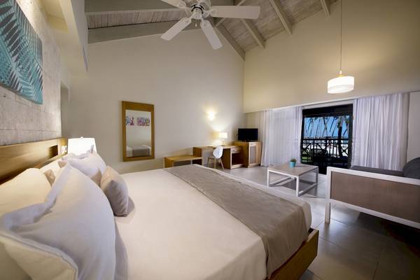Hotelzimmer im Vista Sol Punta Cana Beach Resort & Spa mit Bett, Schreibtisch und Balkon